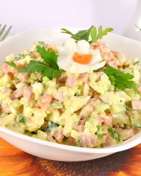 Салат с колбасой и плавленным сыром