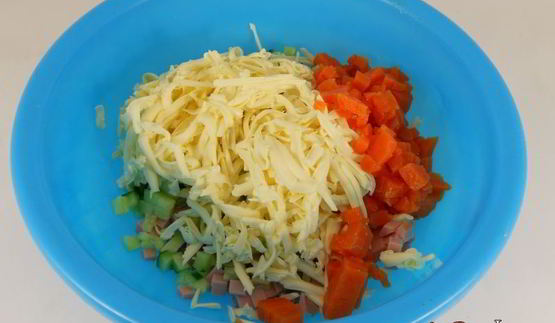 салат с колбасой и плавленным сыром