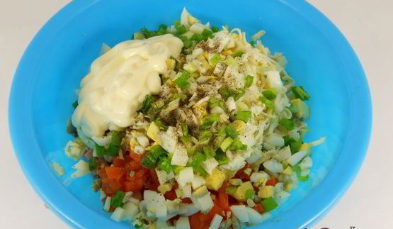 салат с колбасой и плавленным сыром