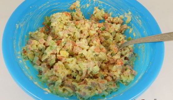 салат с колбасой и плавленным сыром