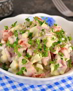 Салат с копченой колбасой и консервированным горошком