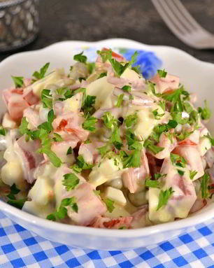 Салат с копченой колбасой и консервированным горошком