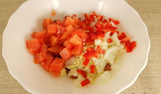 салат с копченой колбасой и консервированным горошком