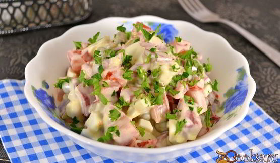 салат с копченой колбасой и консервированным горошком