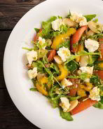 Салат с козьим сыром, фасолью и сладким перцем