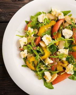 Салат с козьим сыром, фасолью и сладким перцем