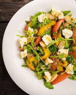 Салат с козьим сыром, фасолью и сладким перцем