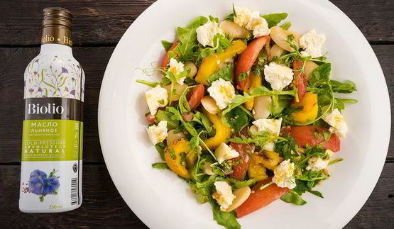 салат с козьим сыром, фасолью и сладким перцем