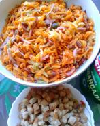 Салат с красной фасолью и копченой колбаской