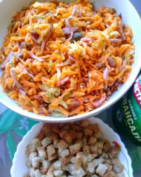 Салат с красной фасолью и копченой колбаской