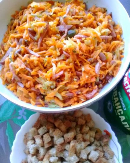 Рецепт салата с красной фасолью и копченой колбаской