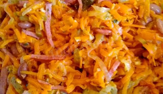 салат с красной фасолью и копченой колбаской