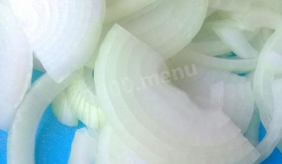 салат с красной фасолью и копченой колбаской