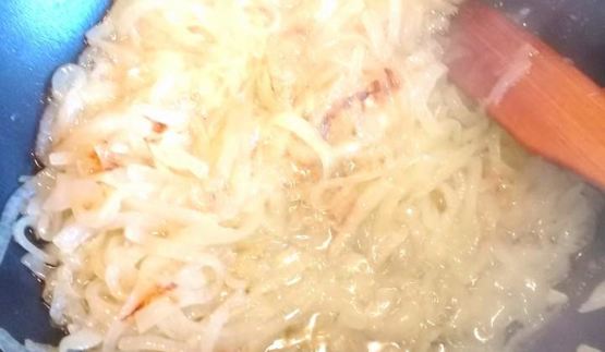 салат с красной фасолью и копченой колбаской