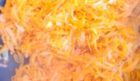 салат с красной фасолью и копченой колбаской