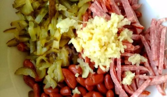 салат с красной фасолью и копченой колбаской