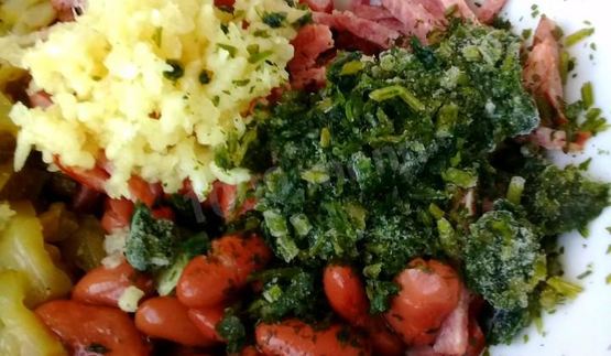 салат с красной фасолью и копченой колбаской