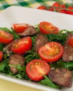 Салат с куриной печенью и помидорами