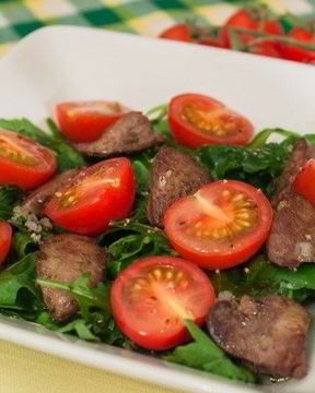 Салат с куриной печенью и помидорами