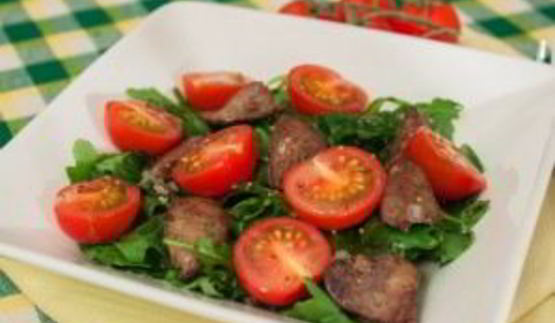 салат с куриной печенью и помидорами