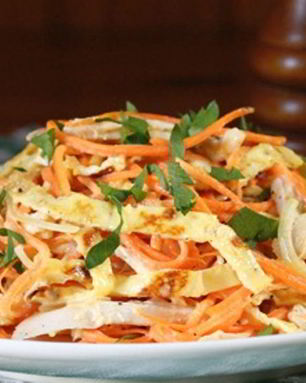 Салат с курицей и морковью