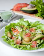 Салат с малосольной форелью и авокадо