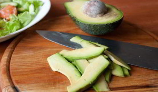 салат с малосольной форелью и авокадо