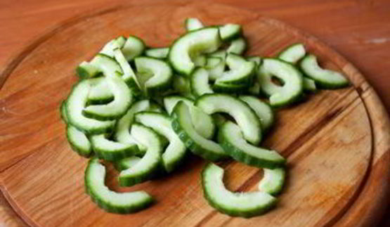 салат с малосольной форелью и авокадо