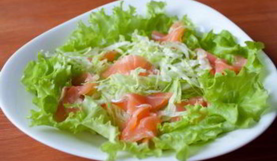 салат с малосольной форелью и авокадо