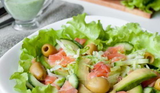 салат с малосольной форелью и авокадо