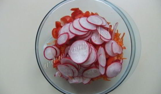 салат с морковью, паприкой и редисом