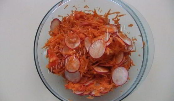 салат с морковью, паприкой и редисом