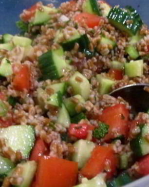 Салат с полбой и овощами