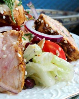 Салат с пряной индейкой и гранатом