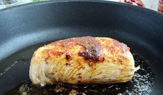 салат с пряной индейкой и гранатом