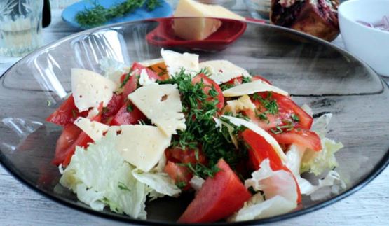 салат с пряной индейкой и гранатом