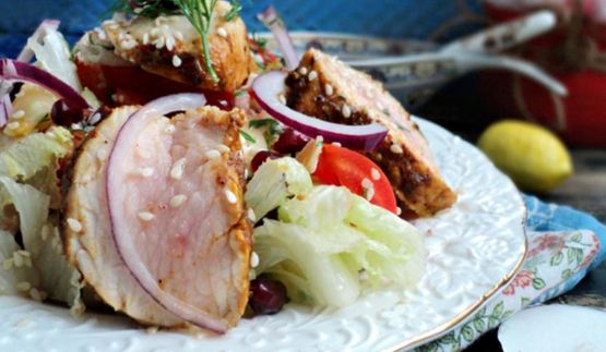 салат с пряной индейкой и гранатом