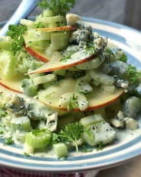 Салат с сельдереем, яблоком и голубым сыром