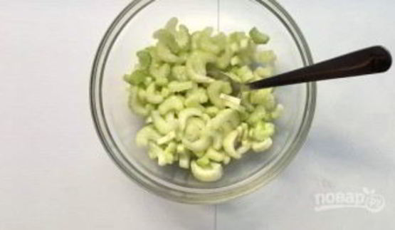 салат с сельдереем, яблоком и голубым сыром