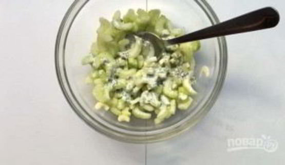 салат с сельдереем, яблоком и голубым сыром