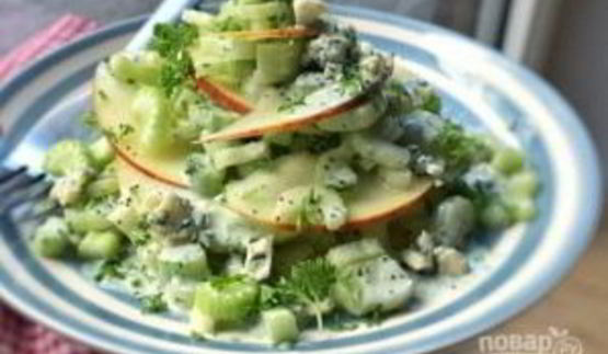 салат с сельдереем, яблоком и голубым сыром