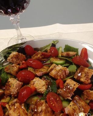 Салат с семгой и помидорами под гранатовым соусом