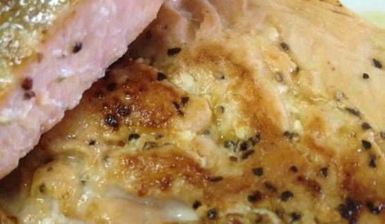 салат с семгой и помидорами под гранатовым соусом