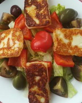 Салат с сыром халуми, запеченными перцами и овощами