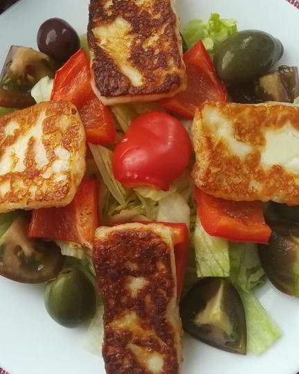 Рецепт салата с сыром халуми, запеченными перцами и овощами