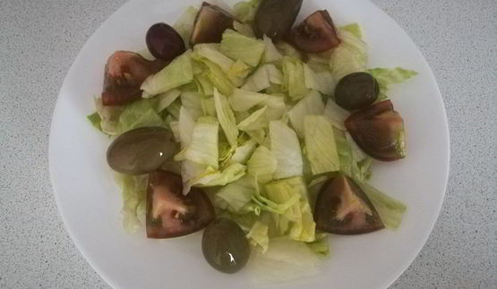 салат с сыром халуми, запеченными перцами и овощами