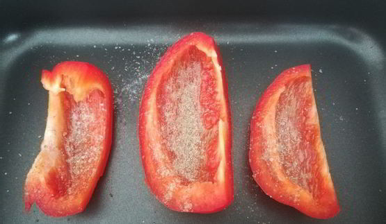 салат с сыром халуми, запеченными перцами и овощами