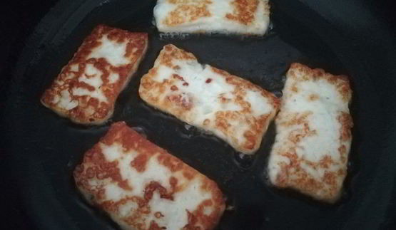 салат с сыром халуми, запеченными перцами и овощами