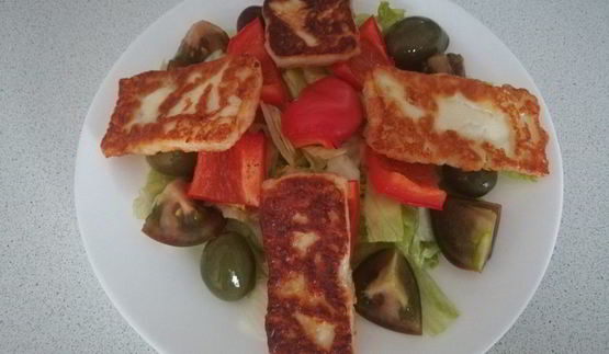 салат с сыром халуми, запеченными перцами и овощами