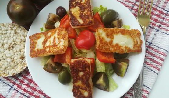 салат с сыром халуми, запеченными перцами и овощами